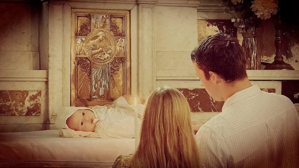 Consecration of the little child to the Holy Virgin, performed by his parents at the end of his baptism. Deo gratias! 

Photo: #ICKSP in Lille, France 🇫🇷