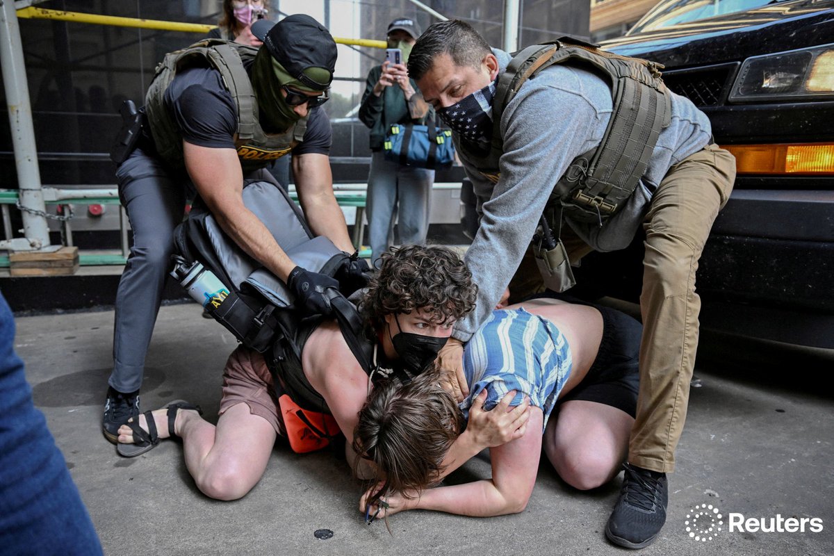 corinne_perkins's tweet image. Law enforcement officers detain protesters as they block U.S. Immigration and Customs Enforcement (ICE) personnel from entering a building housing an immigration court amid federal immigration sweeps in Chicago, Illinois. Photo by Dylan Martinez