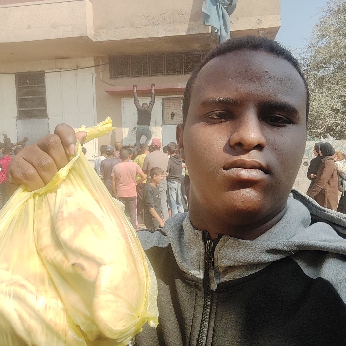 Urgent call for help 🚨

I don't what should i say, but the agony of getting food and water became very tiring, Support my family.
I appreciate everything you do for us.

If you’re scrolling, please ~~ leave a dot.
chuffed.org/project/135556…