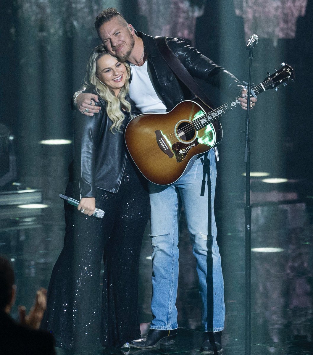 AmericanIdol's tweet photo. Now playing: Daddyโs DNA (American Idol version) ๐๐ป @brandonlake believes in @breannanixmusic so much, he put her on his new album! ๐
Stream #KingOfHearts NOW: https://t.co/z8clyzPtzZ https://t.co/L5N3ZyrIxj