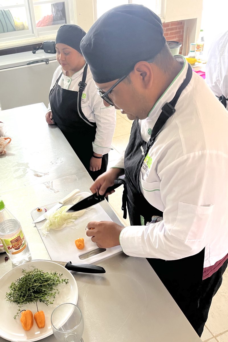 En la UES Villa del Carbón 🏫 nuestros estudiantes de la Lic. en Gastronomía y Turismo Sustentable 👨‍🍳👩‍🍳 reforzaron sus conocimientos en materia de cocina regional mexicana a través de la elaboración de platillos típicos de diferentes estados de nuestro país.
#OrgullosamenteUMB