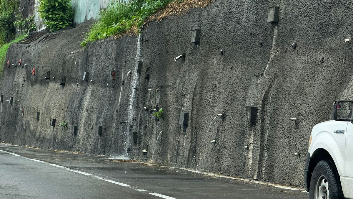 24_morelos's tweet photo. ¡CASCADA EN EL PASO EXPRÉS! 

Con la #lluvia de esta tarde, se ha comenzado a formar una pequeña cascada en el #PasoExprés, a la altura de #Averanda, con dirección a la salida de #PlandeAyala. 

Maneja con precaución ⚠