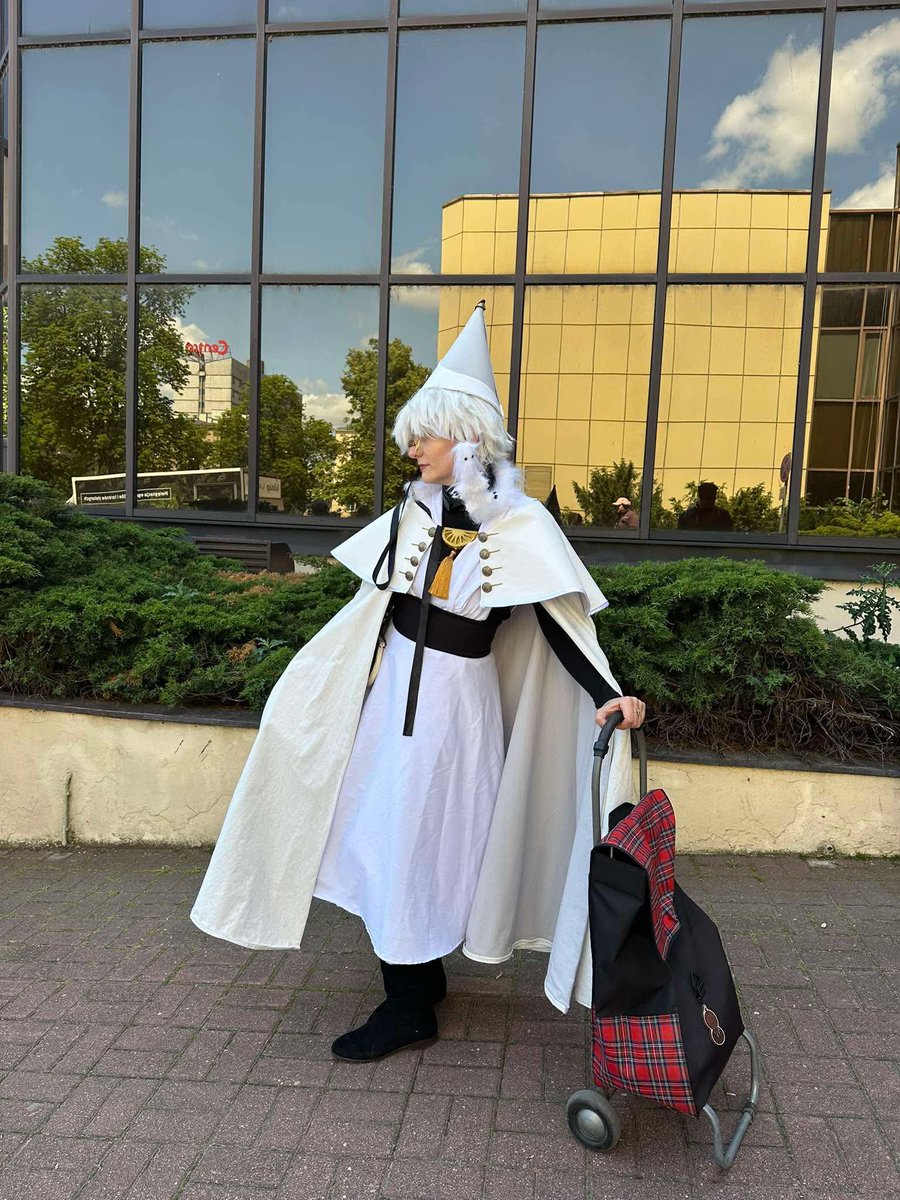 better pictures are coming, but here’s my finished qifrey cosplay 💜

#Δ帽子 #witchhatatelier