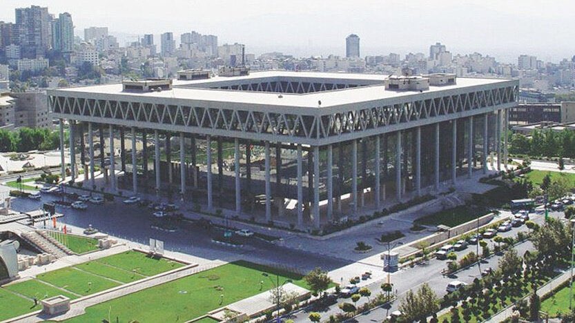 sichesh's tweet image. ساختمان شیشه‌ای صدا و سیما، اثر عبدالعزیز فرمانفرمائیان، یکی از نمادهای معماری مدرن ایران 
ساخته‌شده در سال ۱۳۴۶ به دستور محمدرضا شاه پهلوی
این بنا نه فقط یک سازه، بلکه نمادی از تغییر، نوسازی و ورود ایران به عصر معماری مدرن بود.