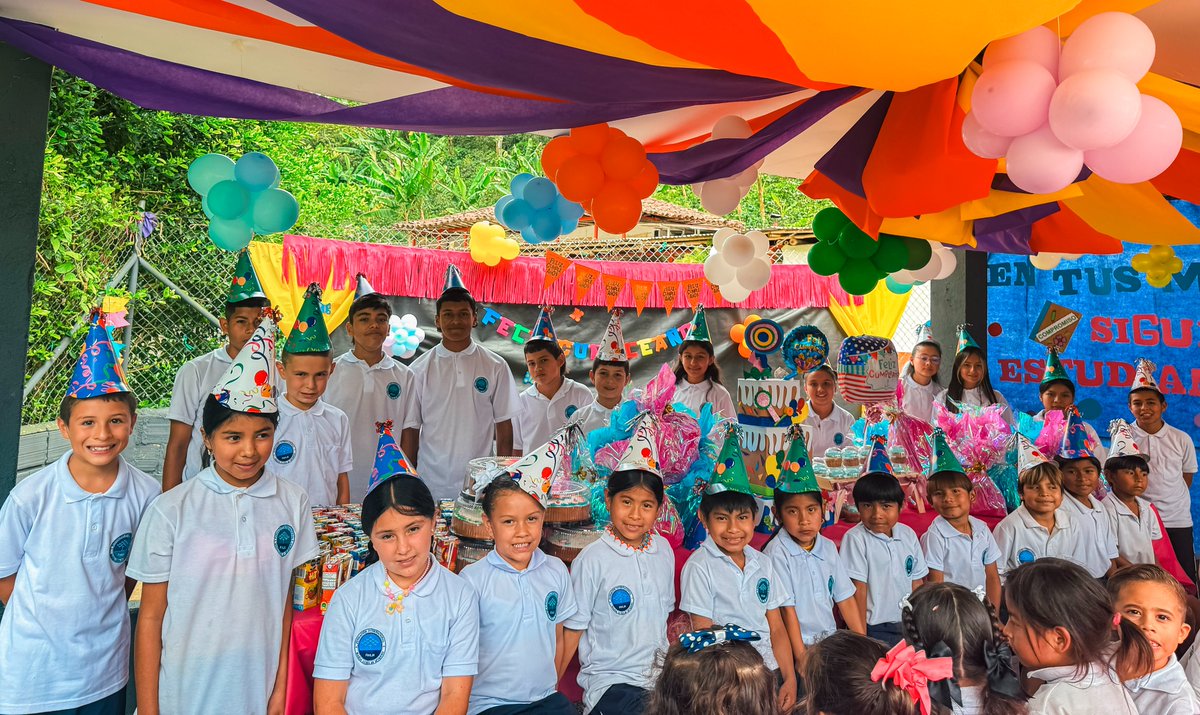 #MiNuevaFamilia | 🎒✨ En la Institución Educativa Sirguía Bajo (Belén de Umbría, Risaralda), los estudiantes vivieron un encuentro vivencial lleno de aprendizajes y emociones, sobre la autoconfianza, la responsabilidad y la perseverancia.

❤️Conoce más: cutt.ly/KrWuztat
