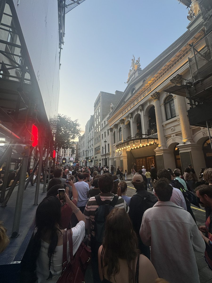 The crowd awaiting Queen <a href="/rachelzegler/">rachel zegler (she/her/hers)</a>’s appearance on the Palladium balcony #evita