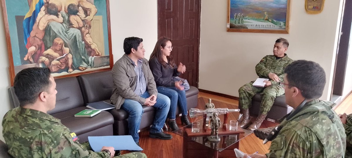ECU911Ambato's tweet photo. 📍#Cotopaxi

GESTIÓN │@SherlockGoRi, Director Zonal de Operaciones, mantuvo una reunión de trabajo con el Crnl. de EMC Walter Machado, Comandante de la Brigada de Fuerzas Especiales N.9 'Patria', con el objetivo de buscar fortalecer la presencia de personal de @FFAAECUADOR en la #SalaOperativaECU911 Cotopaxi.

🤝 Trabajo interinstitucional en favor de la colectividad.

#ECU911BrindaSeguridadIntegral