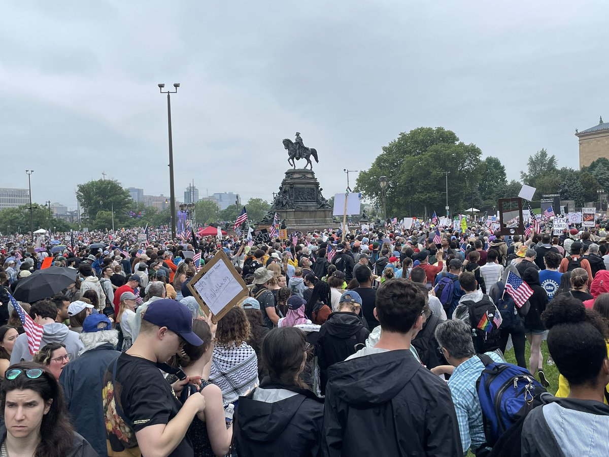 commoncausepa's tweet image. Whether it’s 1776 or 2025, Pennsylvanians are ready to stand up and say #NoKings! Thousands showed up for rallies all across the state, rejecting authoritarianism and standing up for democracy. Check out some of the scenes from Philadelphia from Common Cause Pennsylvania staff: