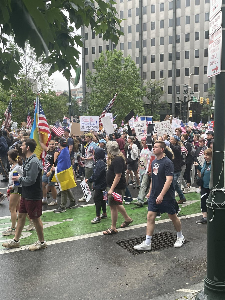 commoncausepa's tweet image. Whether it’s 1776 or 2025, Pennsylvanians are ready to stand up and say #NoKings! Thousands showed up for rallies all across the state, rejecting authoritarianism and standing up for democracy. Check out some of the scenes from Philadelphia from Common Cause Pennsylvania staff: