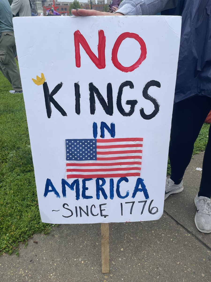 commoncausepa's tweet image. Whether it’s 1776 or 2025, Pennsylvanians are ready to stand up and say #NoKings! Thousands showed up for rallies all across the state, rejecting authoritarianism and standing up for democracy. Check out some of the scenes from Philadelphia from Common Cause Pennsylvania staff: