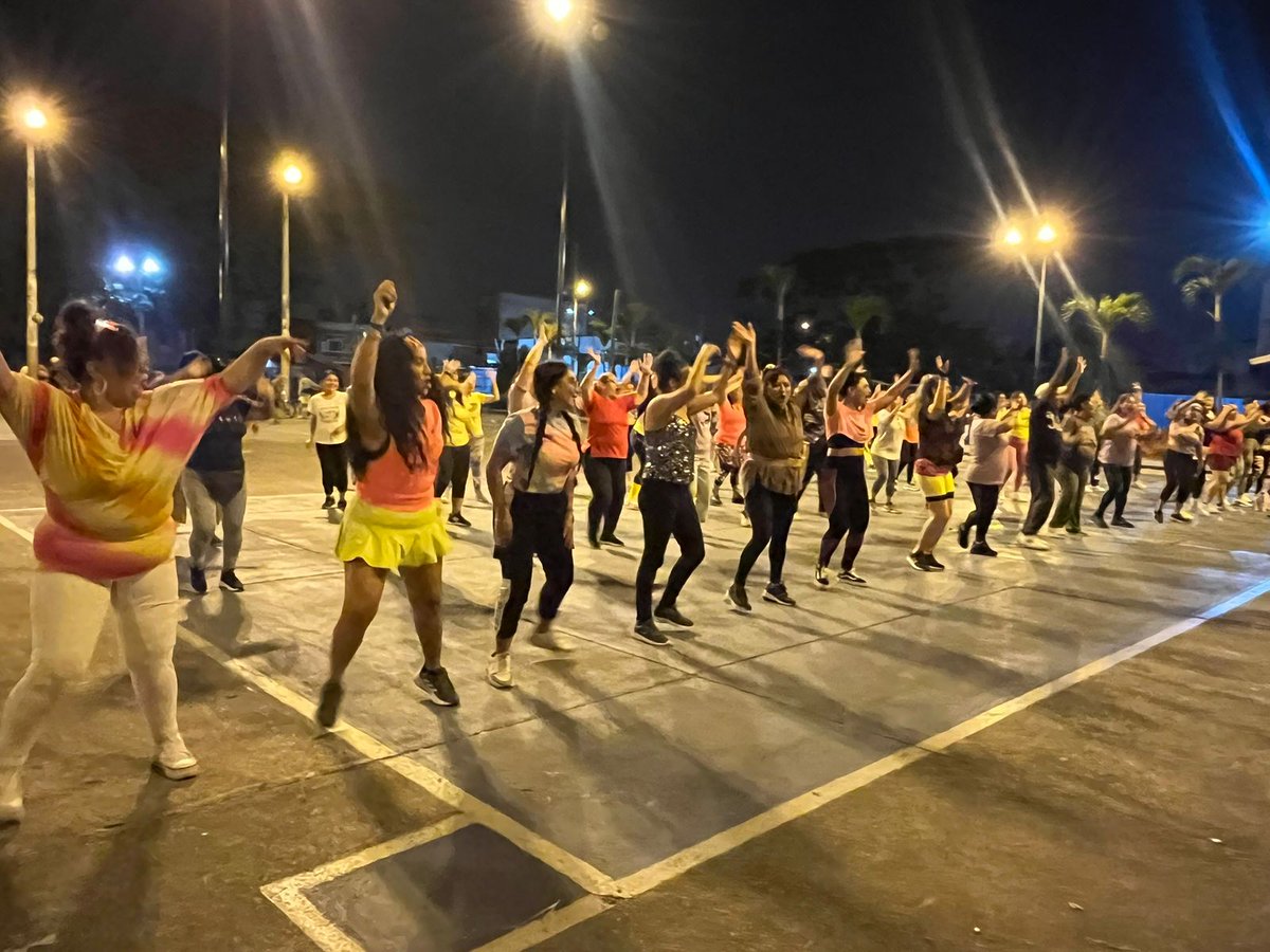 DeporteDZ8's tweet photo. 📍#Guayaquil

El evento Puerto Liza se Mueve acogió a las beneficiarias de nuestro servicio #Actívate, quienes disfrutaron de una intensa bailoterapia 🎉💃, compartiendo momentos que fortalecen la comunidad y promueven una vida activa y saludable.

#ElNuevoEcuador🇪🇨 https://t.co/rmlDKCuLw1
