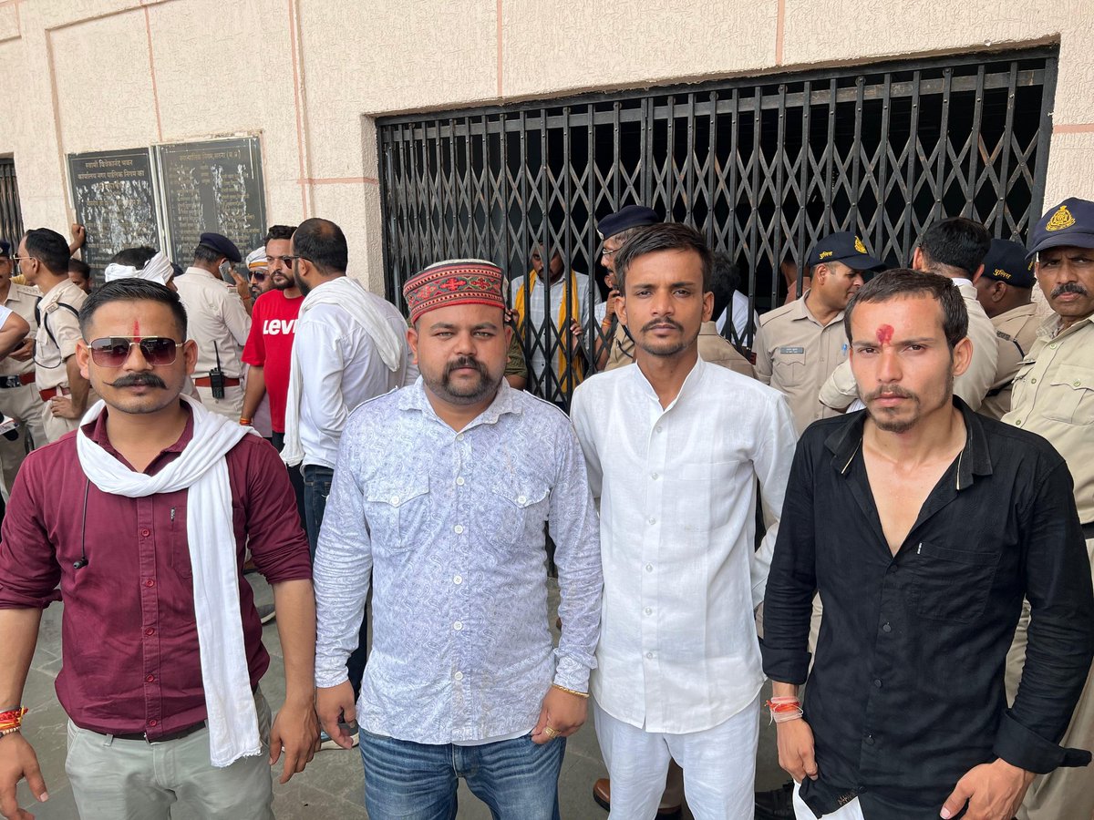 mp_abhishek15's tweet image. आज नगर निगम में सतना जिले के माननीय महापौर के समक्ष रॉयल राजपूत एवं समस्त सतना युवा शक्ति के साथ पहुंच कर ज्ञापन सौंपा।
विषय है हवाई पट्टी स्थित चौराहे का नाम कई वर्षों से वीर शिरोमणि श्री महाराणा प्रताप जी के नाम पर था,जिसे किसी राजनैतिक भिन्नता के चलते मनमाने तरीके से बदलने का.