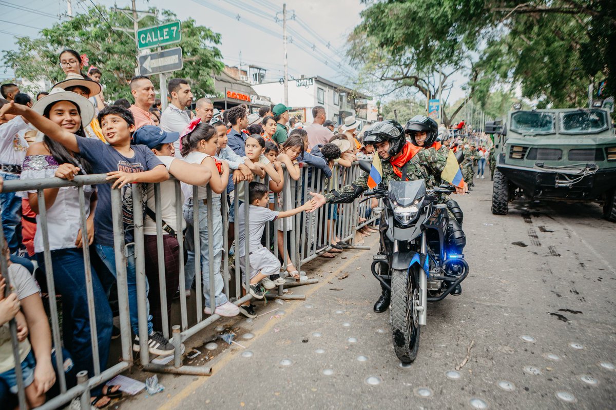 En Neiva #Huila, los soldados de la #NovenaBrigada no solo demostraron su disciplina, valentía y capacidades diferenciales, sino también su amor por la tierra opita y su cultura. En el Desfile Popular en el marco de las fiestas sampedrinas, la fortaleza militar se fusionó con el