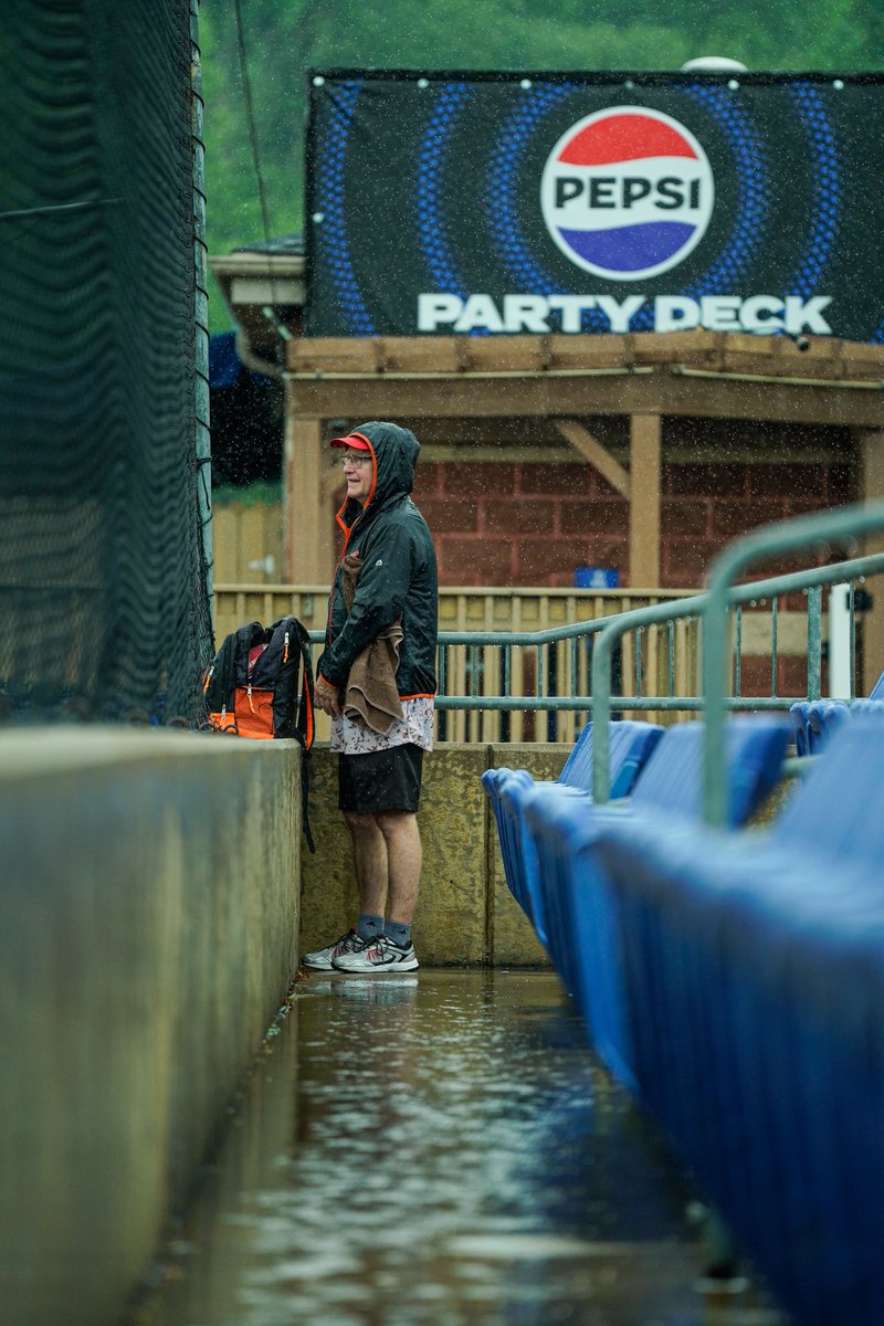 RealKyleDawson's tweet image. Yesterday was fun (and long). Rain all weekend. Took 8.5 hours to play two.
▪️ 2 walk off W’s
▪️ Entire “Sandlot” movie played during rain delay
▪️ Selfless players signing for kids after an obnoxiously long day
▪️ A crowd that was around most of day went home deservedly happy
