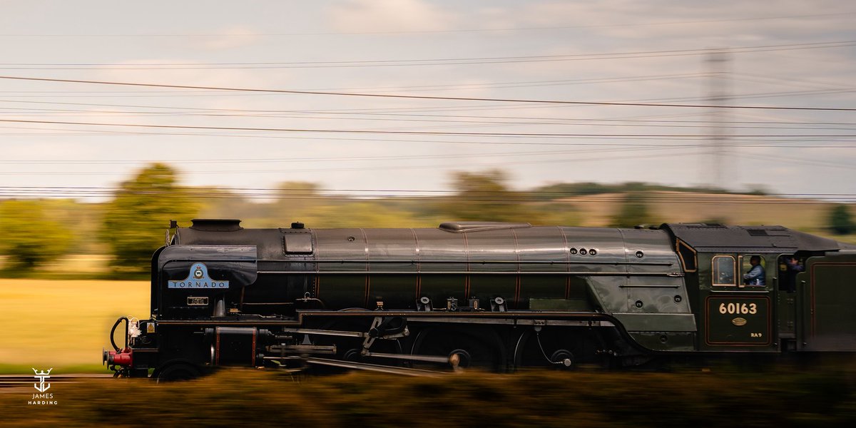 JamesHardingFX's tweet image. Proud to share a few highlights from today’s visit to the WCML, featuring two remarkable locomotives: 60163 Tornado and D213 40013 Andania. 🚂
•
#Rail #RailwayPhotography #HitachiRail #Alstom #Class390 #Pendolino #Class807 #Class805 #Evero #AvantiWestCoast #WestCoastMainLine