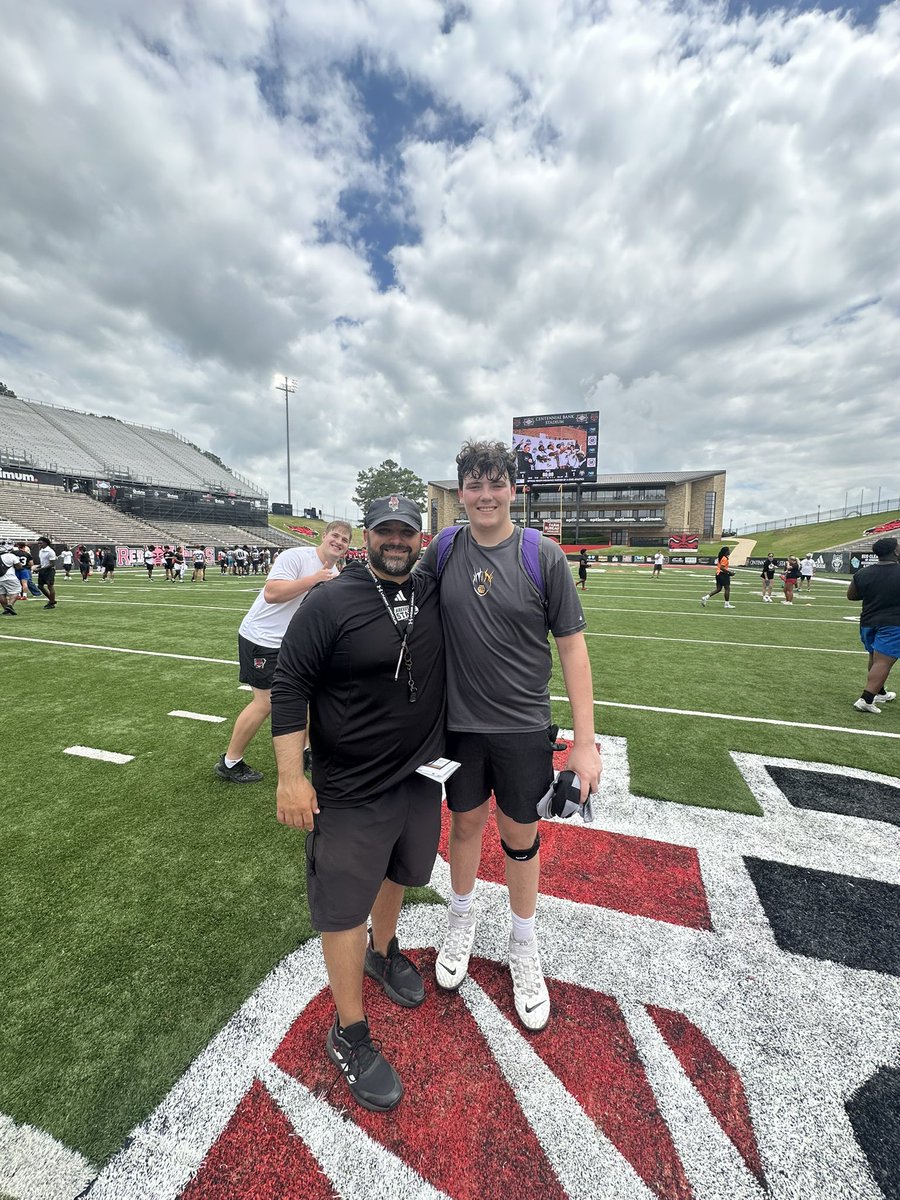 jettwalters21's tweet image. Thank you @AStateFB for hosting a awesome camp today. Thank you to @CoachNickGrimes for the great instruction! Hope to be back soon!
@Rockets_FB @kennyjr65 @CoachCochran91 @HootensARFBall @PrepRedzoneAR
