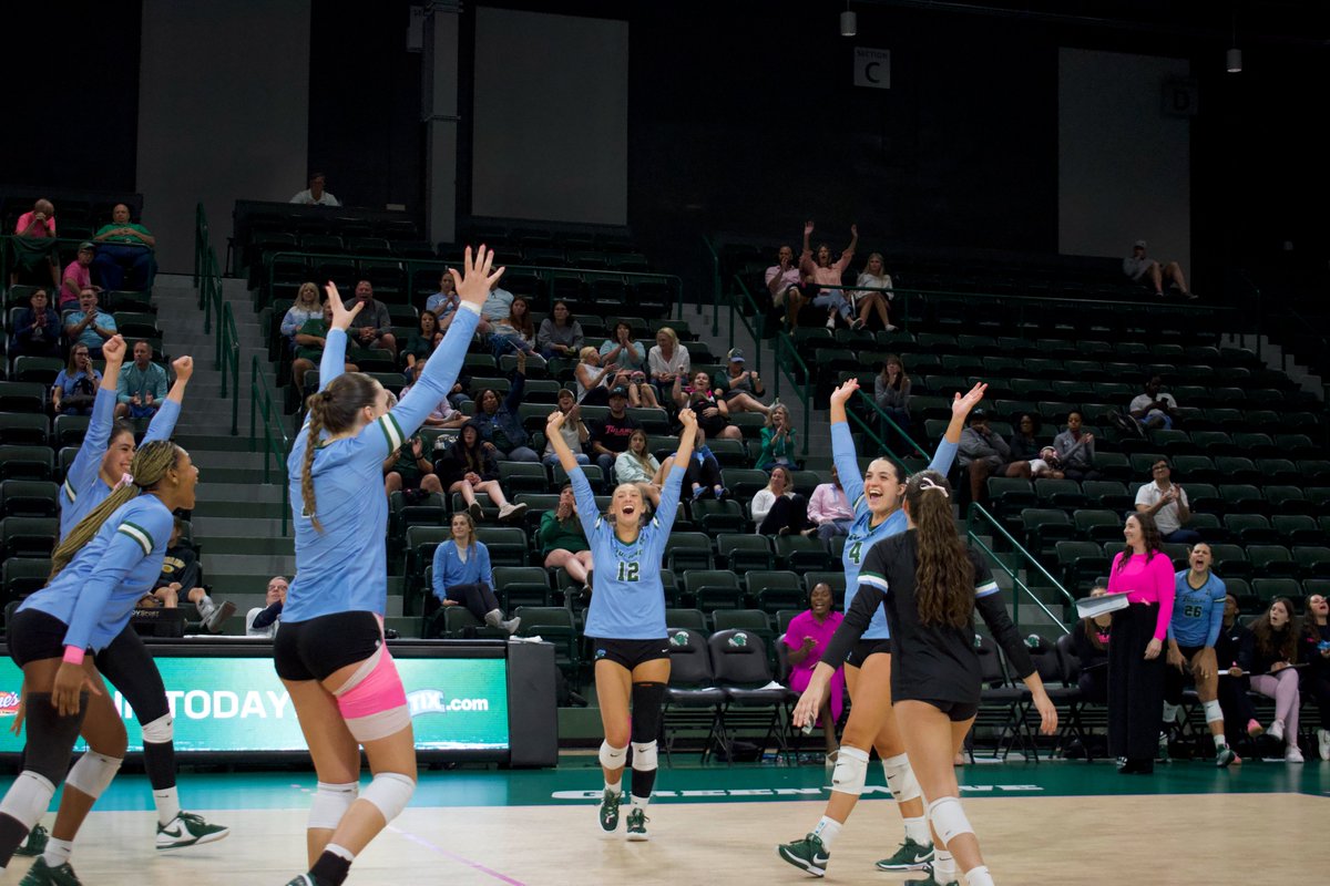 tuwaveriders's tweet image. 𝙏𝙝𝙞𝙨 𝙞𝙨 𝙬𝙝𝙚𝙧𝙚 𝙩𝙝𝙚 𝙖𝙘𝙩𝙞𝙤𝙣 𝙝𝙖𝙥𝙥𝙚𝙣𝙨 👊
Avron B. Fogelman Arena in Devlin Fieldhouse is home to Tulane Volleyball.
Matches start this fall. Wave Riders earn 2,000 points for every match attended!🏐💚
#RideTheWave | #RollWave 🌊