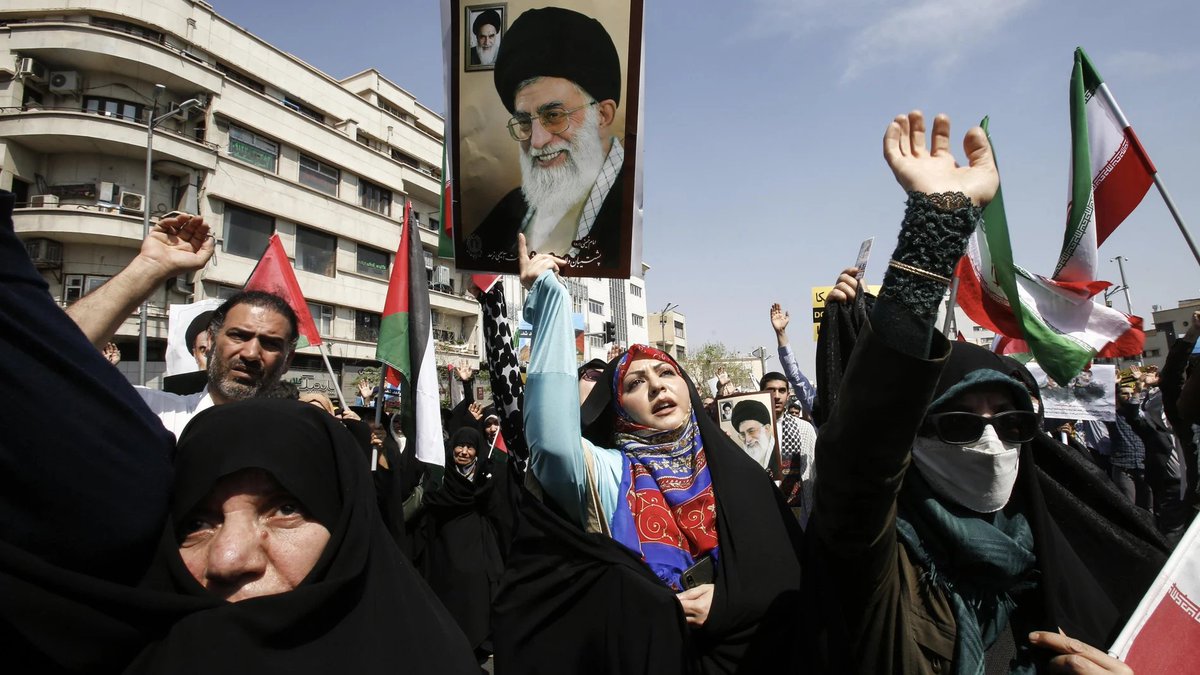 Algo peculiar del conflicto Israel-Irán es ver gente de derecha defendiendo a un gobierno progresista y ver gente de izquierda defendiendo a un gobierno teocrático.