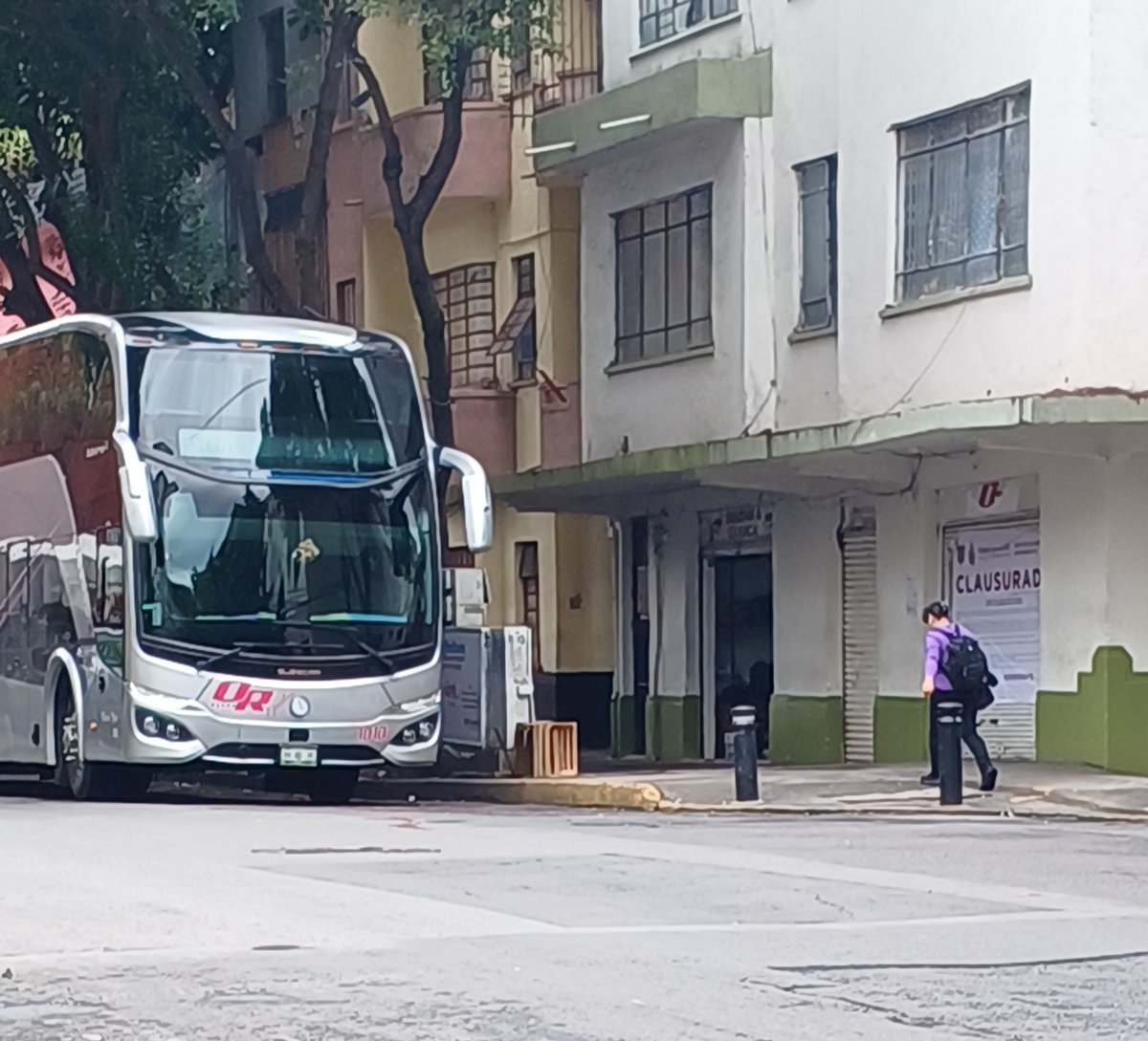 DARKMALC's tweet photo. @AlessandraRdlv @AlessandraRdlv  lo que más afecta en la Tabacalera es que se ha convertido en una central camionera. Hay demasiados locales de viajes a Oaxaca, los autobus afectan el cruce del peaton, al igual q los viajeros q ocupan las banquetas y uno de caminar por la calle. 
AYUDAAAA!!! https://t.co/hL0VAauBIb