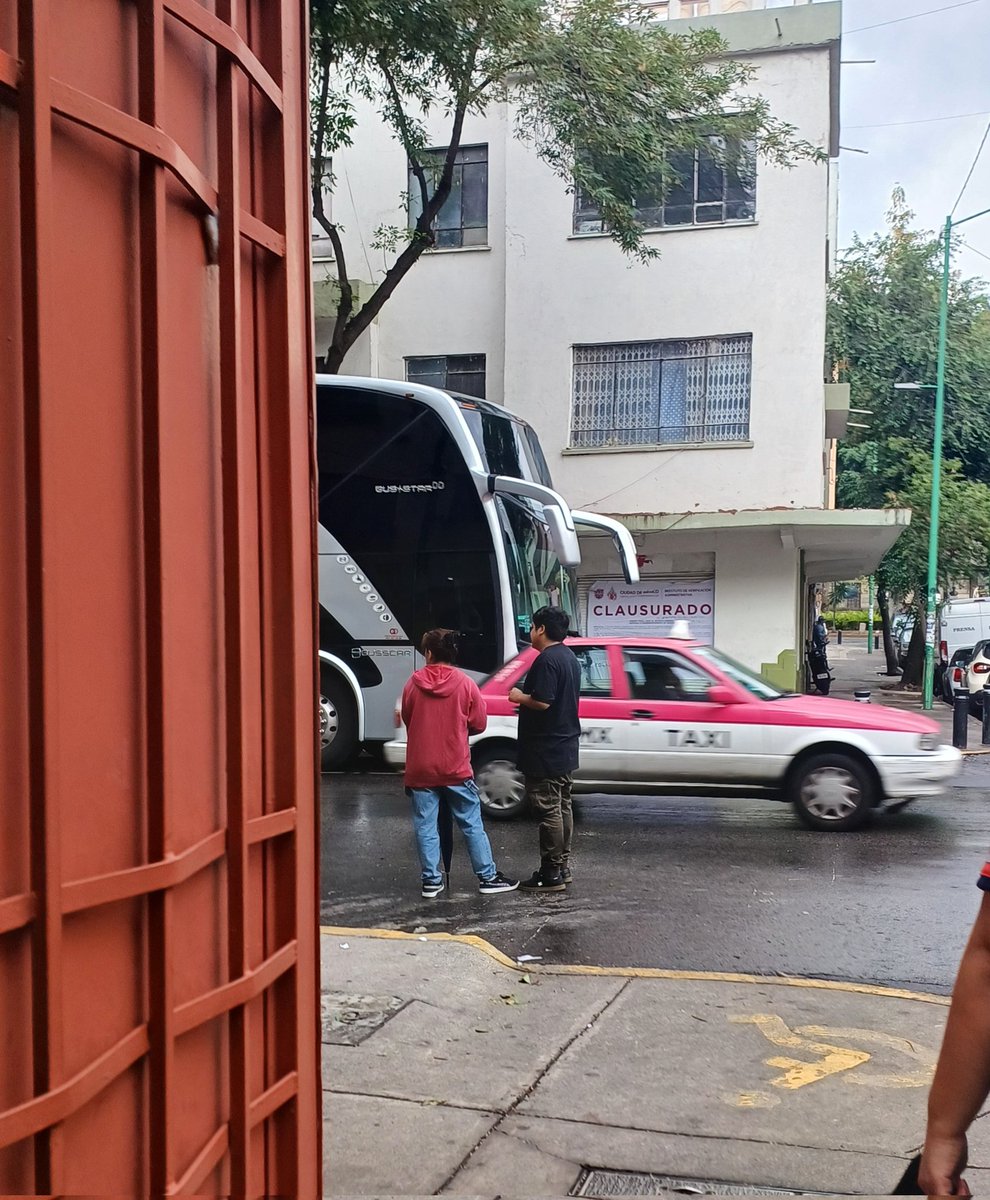 DARKMALC's tweet photo. @AlessandraRdlv @AlessandraRdlv  lo que más afecta en la Tabacalera es que se ha convertido en una central camionera. Hay demasiados locales de viajes a Oaxaca, los autobus afectan el cruce del peaton, al igual q los viajeros q ocupan las banquetas y uno de caminar por la calle. 
AYUDAAAA!!! https://t.co/hL0VAauBIb