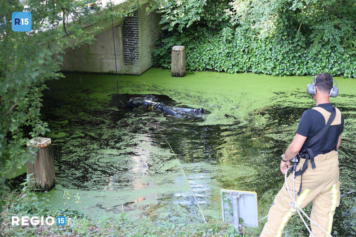 Magneetvisser vist horloge op uit het water, brandweer duikt er nog 19 op langs de Kraayensteinlaan in Den Haag regio15.nl/nieuws/politie…