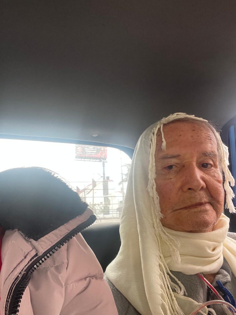 Lo importante que salio bien de la cirugía y su recuperación.😍❤️

Solo falta esperar que le quiten eso puntos y la manguera.

100 años y todo intacto 😌