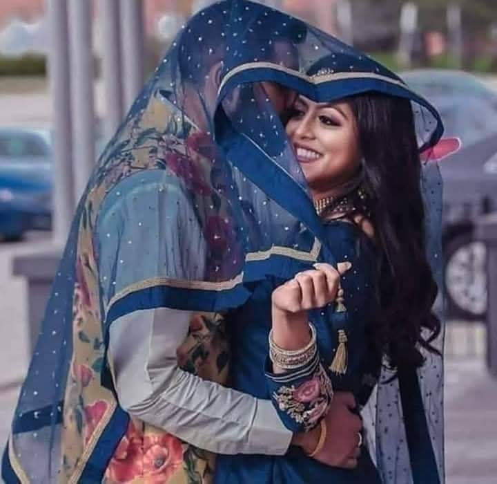 कुछ  ये  फिजायें  रंगीन  है,  कुछ  आप  हसीन  है...!
तारीफ  करू... या  चुप  रहू..? जुर्म  दोनो  संगीन  है...!!

~ आरू ❣️