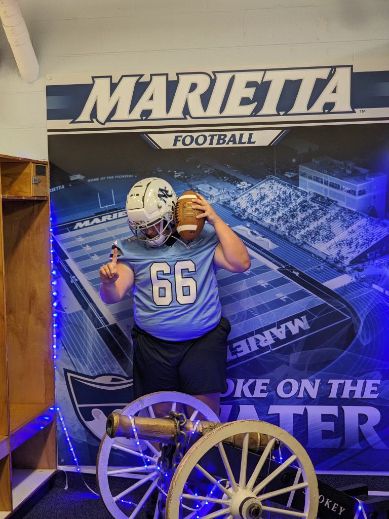Had a great time today with <a href="/Marietta_FB/">Marietta College Football</a>! Thank you for having me <a href="/CoachTomKaufman/">Tom Kaufman 🇺🇸</a> <a href="/CoachCFarris/">Coach Chase Farris</a>