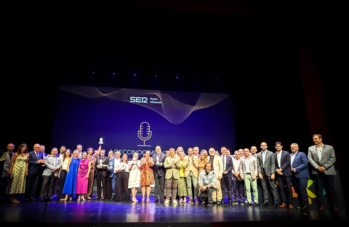 AytoAlbacete's tweet photo. 🎙️ El alcalde @ManuelSerranoAB agradece a @RadioAlbacete sus #ReconocimientosSER:
💬 “Una buena noticia que premien a quienes representan lo mejor de nuestra sociedad”.
👏 Galardonados: Eva M. Galán, Maralba, Esteban Berlanga, UCLM Rural, BSR Amiab, Cáritas y Cruz Roja.
#AlbaceteEsTalento #CiudadConValores