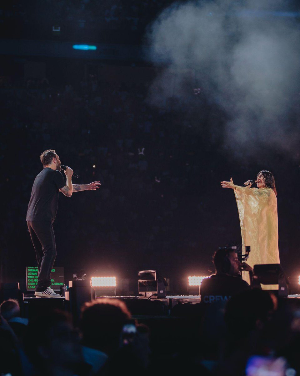 Scrivere Aurore Boreali con te, vederla nascere in studio tra le nostre mani e alla fine sentirla esplodere mentre la cantiamo insieme in uno stadio pieno di amore.
Sembra tutto un sogno ma è la realtà.
L’arte ha trasformato il dolore e l’amore in bellezza.
Te l’ho sentito dire