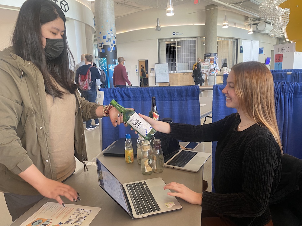 jiayingzhao's tweet image. Would you prefer to get $0.10 for sure, or a 0.01% chance of getting $1,000 for every bottle recycled?
My PhD student extraordinaire Jade Radke tested it with people in British Columbia and Alberta by setting up recycling tables and asking people to return beverage containers.…