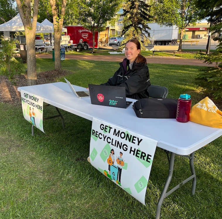 jiayingzhao's tweet image. Would you prefer to get $0.10 for sure, or a 0.01% chance of getting $1,000 for every bottle recycled?
My PhD student extraordinaire Jade Radke tested it with people in British Columbia and Alberta by setting up recycling tables and asking people to return beverage containers.…