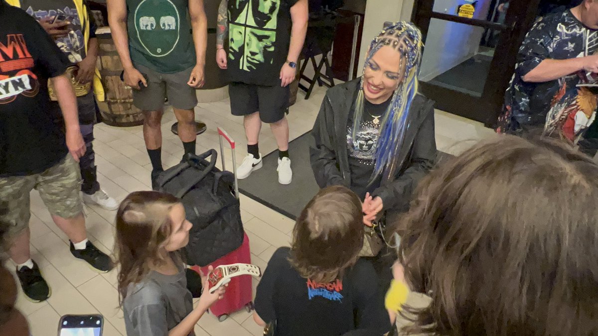 Hazuki_Madness's tweet photo. Giulia signing Autographs and spending some Time with some Fans. Look at her Smile. Giulia is the Best 😊

#SmackDown https://t.co/eqFbpYjzup