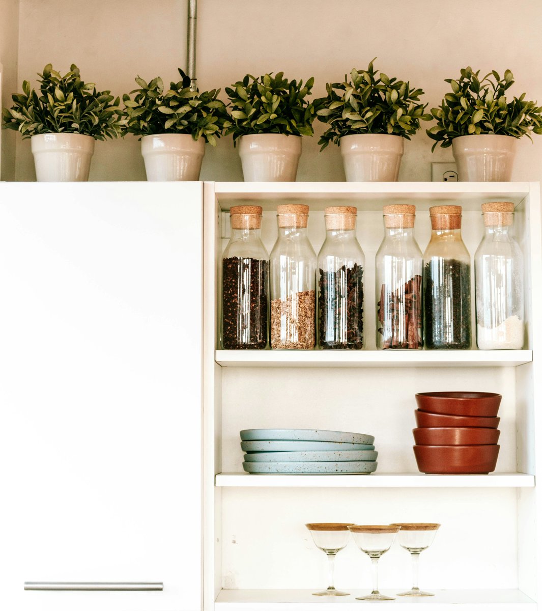 thekitchensco's tweet photo. 🗄️ Tidy Kitchen, Happy Cooking! 🍽️Maximize space and minimize mess with smart kitchen storage solutions—bins, racks, shelves &amp; more!👉 Organize now: https://t.co/lGxcFiJM9I
#KitchenStorage #OrganizedKitchen #YourKitchenSupplies https://t.co/vT6zZBv04c