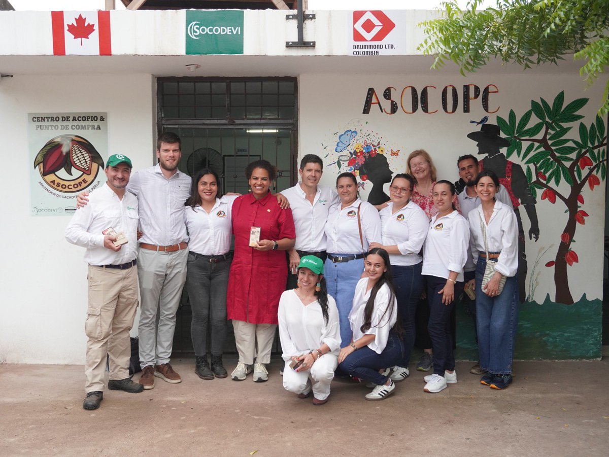 Canadá en Colombia (@canadaycolombia) on Twitter photo La Embajadora <a href="/efwilliams1/">Elizabeth Williams</a> visitó el Cesar para conocer los resultados del proyecto Agroemprende Cacao🍫🌱 su impacto positivo en el territorio, en los campesinos, mujeres y comunidades indígenas productoras. Gracias a nuestro socio <a href="/Socodevi_Col/">SOCODEVI en Colombia</a> y a los aliados de la región. La Embajadora <a href="/efwilliams1/">Elizabeth Williams</a> visitó el Cesar para conocer los resultados del proyecto Agroemprende Cacao🍫🌱 su impacto positivo en el territorio, en los campesinos, mujeres y comunidades indígenas productoras. Gracias a nuestro socio <a href="/Socodevi_Col/">SOCODEVI en Colombia</a> y a los aliados de la región.