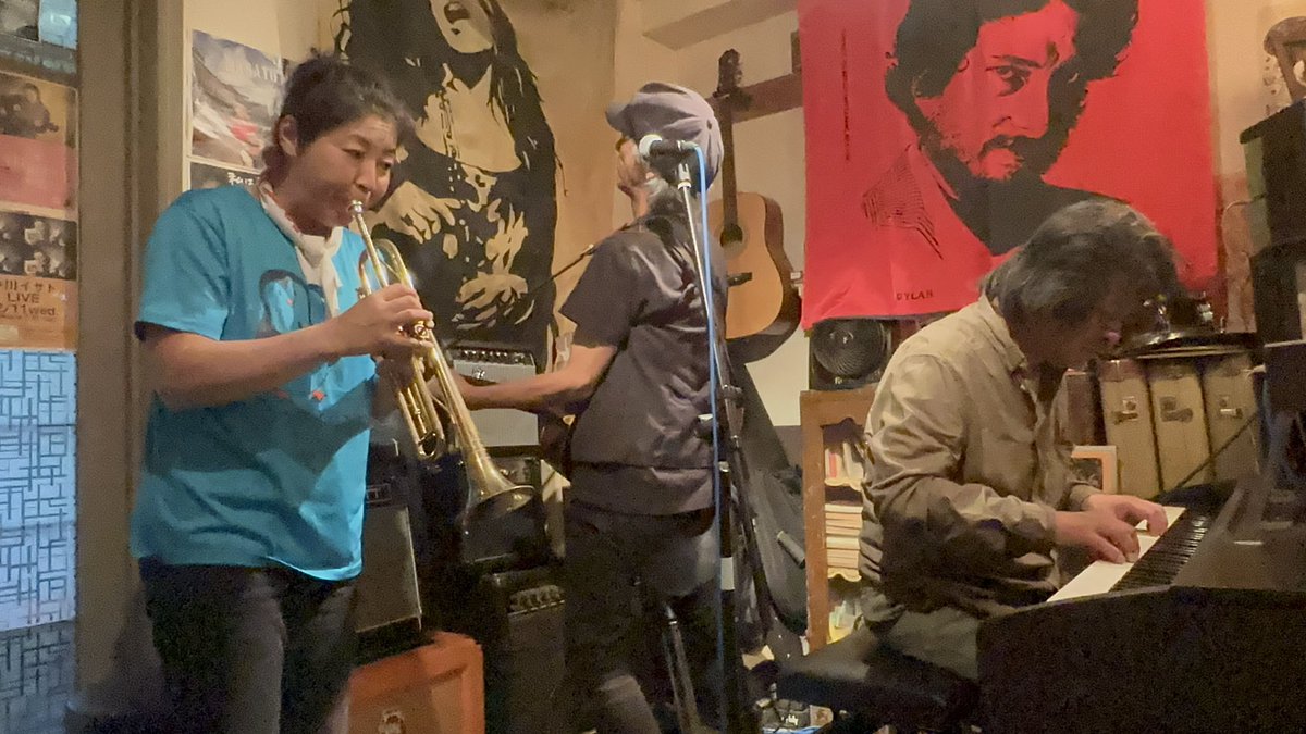 avocado_tororin's tweet photo. 6/15(日)「東中野Cafeじみへん」
「KARAMI」&「石井明夫」
初KARAMIでしたが、歌も演奏もハーモニーも素敵でした✨
時間の流れがゆっくりに感じました...🐌
明夫さんの曲は、毎回違う曲に聴こえるの…
なので、毎回、新鮮な気持ちで聴き入ってしまう❣️
明夫さん…カッコイーなぁ❣️
#石井明夫
#KARAMI https://t.co/odP8wFI2KR