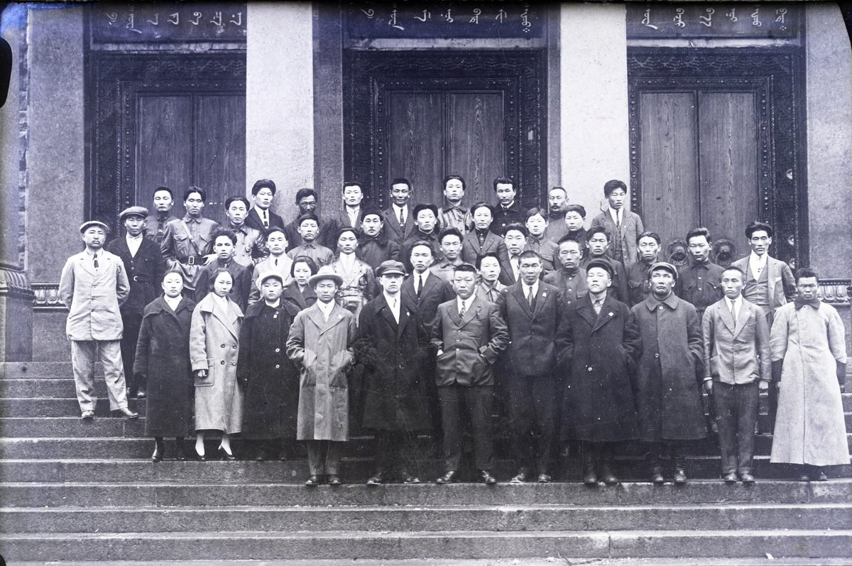 100 жилийн өмнө Ар Өвөр Буриадын анхны үеийн сэхээтэд нэг доор.