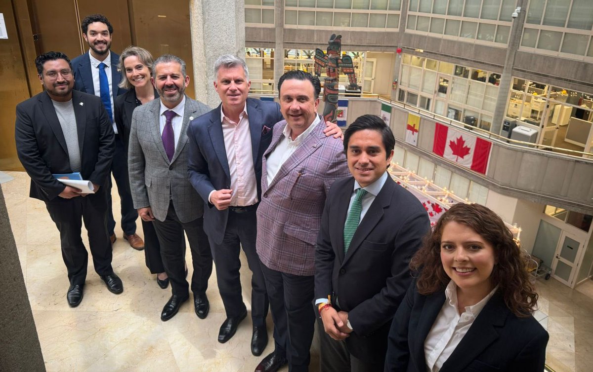 Coparmex Nacional (@coparmex) on Twitter photo 🇲🇽🤝🇨🇦 Nuestro Presidente Nacional, <a href="/jsierraalvarez/">Juan José Sierra</a>, se reunió con el Embajador de Canadá en México, <a href="/AmbMacKay/">Cameron MacKay</a>, con el objetivo de fortalecer la cooperación bilateral y consolidar el T-MEC frente a los nuevos retos del entorno comercial regional.
Se acordó avanzar en una agenda 🇲🇽🤝🇨🇦 Nuestro Presidente Nacional, <a href="/jsierraalvarez/">Juan José Sierra</a>, se reunió con el Embajador de Canadá en México, <a href="/AmbMacKay/">Cameron MacKay</a>, con el objetivo de fortalecer la cooperación bilateral y consolidar el T-MEC frente a los nuevos retos del entorno comercial regional.
Se acordó avanzar en una agenda