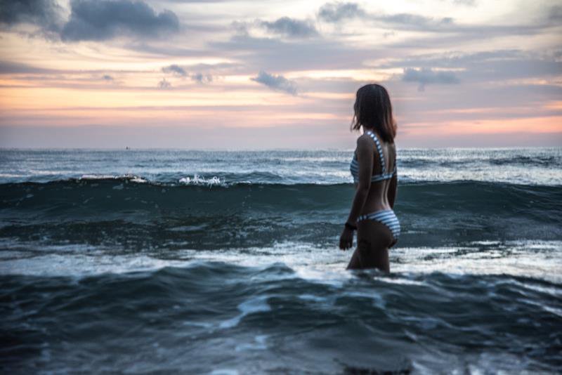 肉体是上天赐予的礼物，它承载了自由意志的灵魂。载体的衰老也禁锢了灵魂永恒。及时享乐。