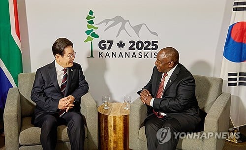 JordanCurry230's tweet photo. 정상회담 자세만 봐도 윤석열하고 이재명이 다르다는 게 느껴짐. https://t.co/kZ9QNJKEhW