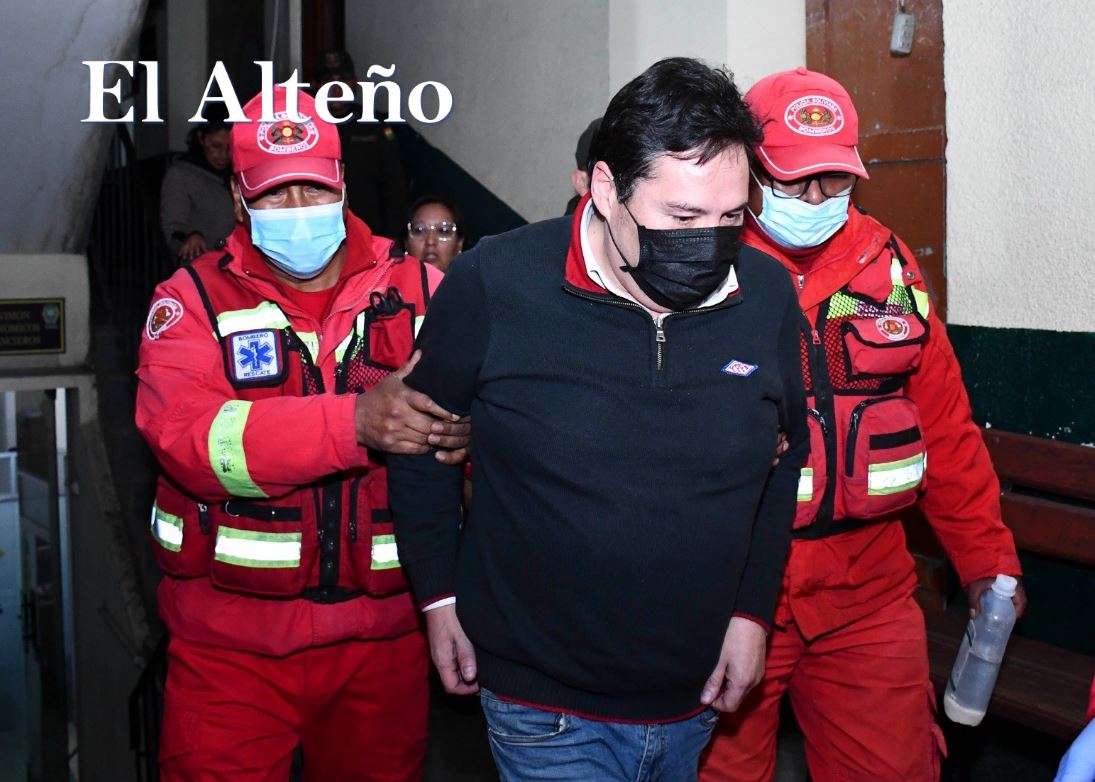 📷 El juez de Coroico Fernando Lea Plaza luego de su declaración ampliatoria fue aprehendido por el delito de consorcio, por emitir una resolución destituyendo a la magistrada del TSJ. El acusado fue trasladado a un nosocomio porque se descompenso.
📷APG
elalteno.com.bo