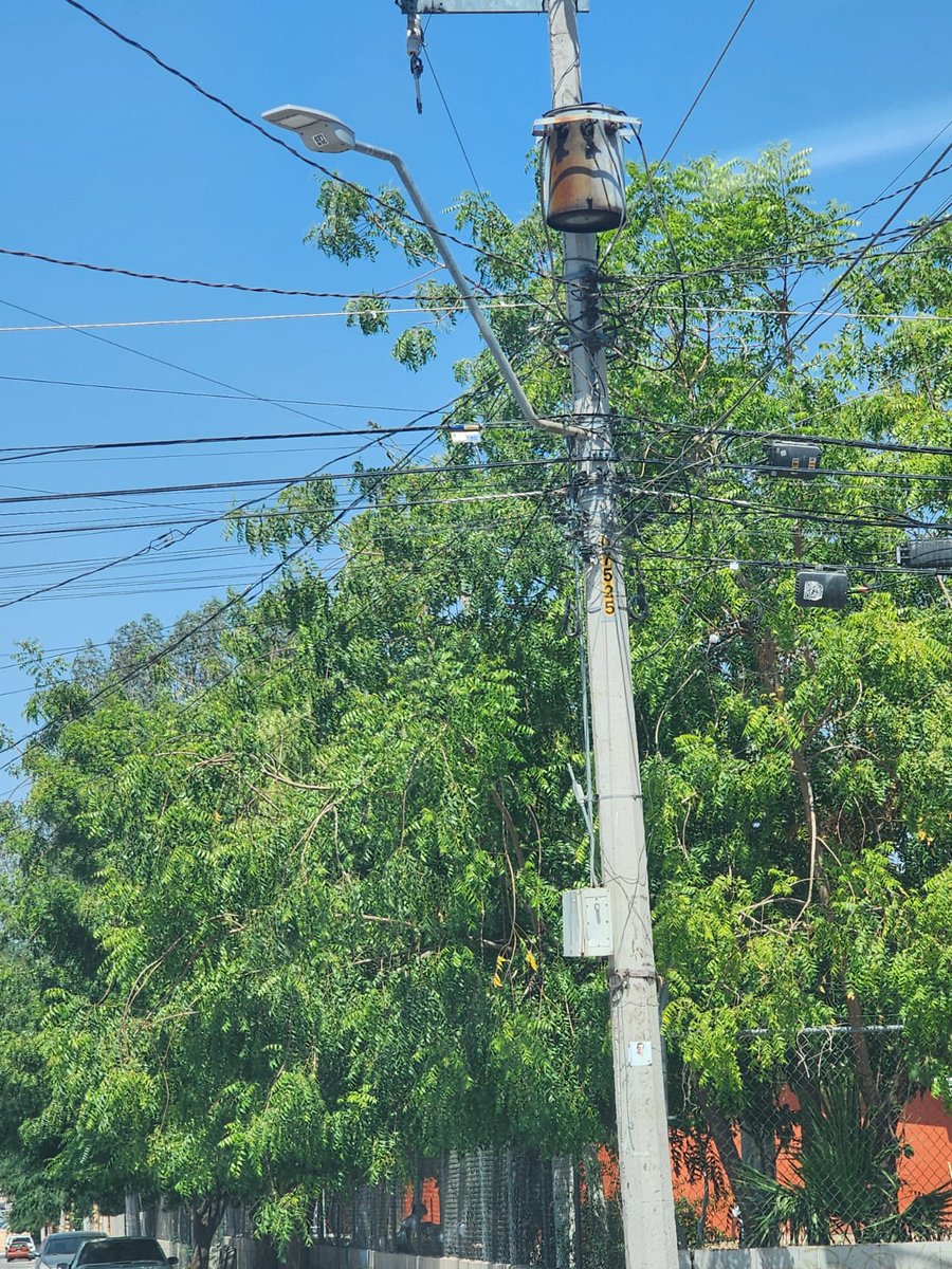 eGnaCrisTy's tweet photo. 26 hrs sin luz en col Miguel Hidalgo, y la @CFE_Contigo @CFEmx dice que tal vez una semana o que estén marcandometiendo presióno ir a presionar a las oficinas... #Hermosillo #Sonora es neta su respuesta? https://t.co/CD3EZpJtN3