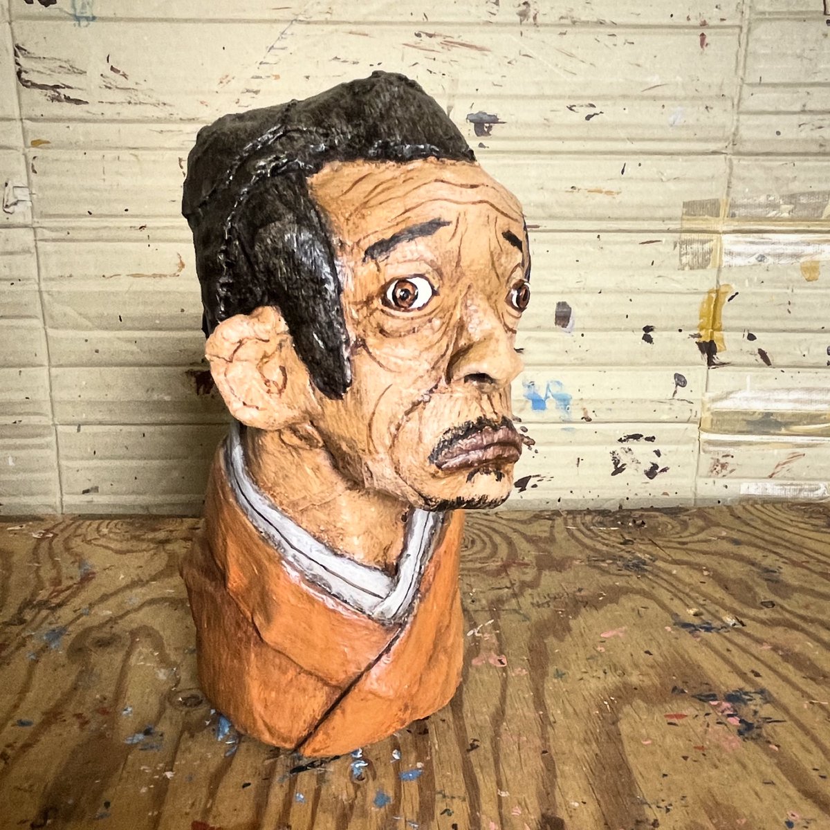 マイケルジャクソンの仏像
「マイケル釈尊」
を作ろうと作りはじめたら　

なぜか　一休さんでお馴染みの
「一休宗純」
に似てきたので　そうしました

僕のダンボール彫刻の作り方はコントロールしきれないところが作っていて本人が驚かされて楽しいところです