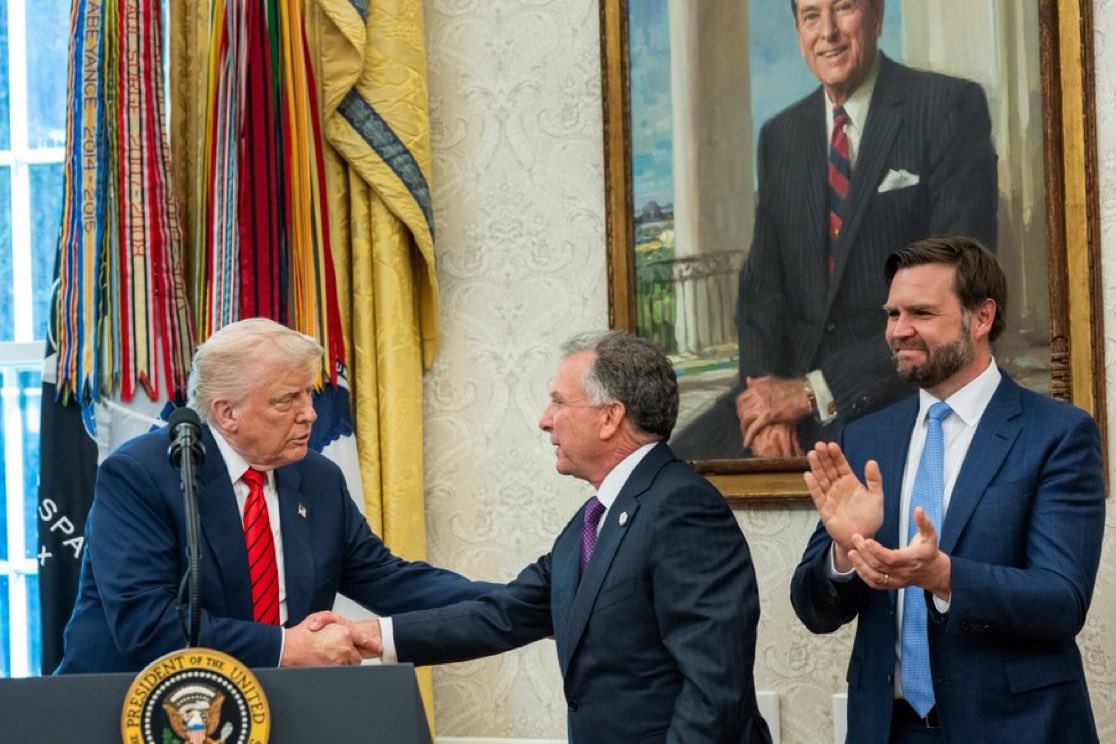 agusantonetti's tweet photo. 🇺🇸🇮🇷 — Según el NYT, el presidente Donald Trump está entre dos opciones: 

- La primera es entrar en la guerra y ayudar a Israel, especialmente con las bombas “bunker busters”, lanzadas por los B-2 americanos, que es la única forma de realmente acabar con las instalaciones nucleares de Irán, que están muy bajo tierra.

- La segunda es ofrecerle una negociación al régimen iraní para desmantelar su programa nuclear y a cambio parar la guerra y dejarlos que permanezcan en el poder.