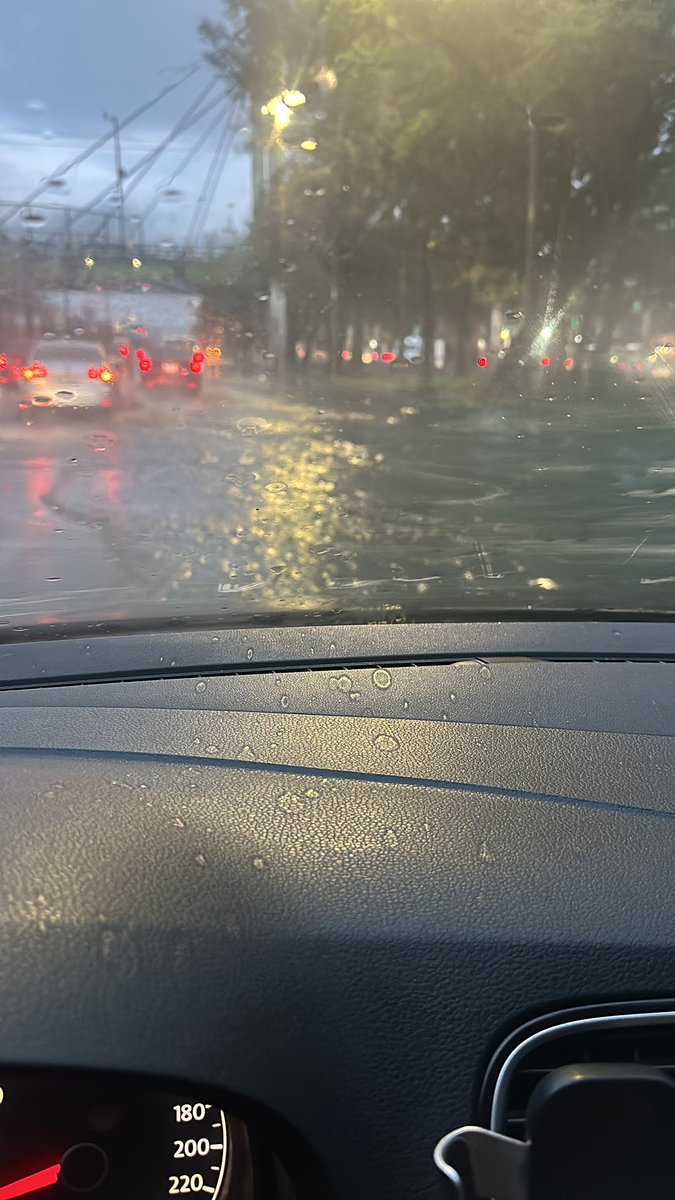 lic_glezcas's tweet photo. #ladofdefrankenvivo que hago en la lluvia pues pasar por rio calz Zaragoza pero escuchando unos buenos cumbiones. Y feliz porque cumplí mi promesa de adolescente de ver a tiesto https://t.co/hfI4t6HdJw