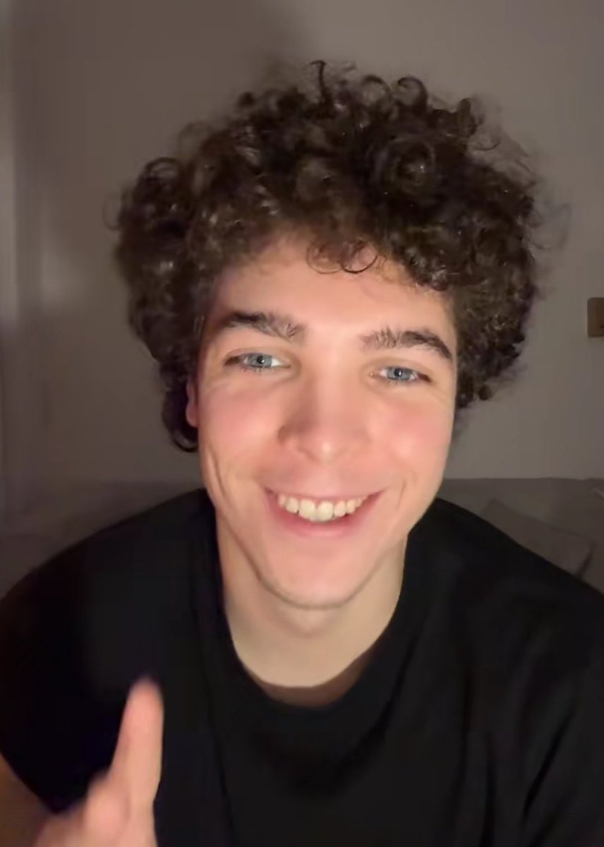 Te amo muchote, aunque no avisaste del live, siempre es lindo verte un rato, y muestras tú empacabas para mudarte, yo estaba haciendo un trabajo final, gracias por aliviarme un poco el trabajo ❤️‍🩹