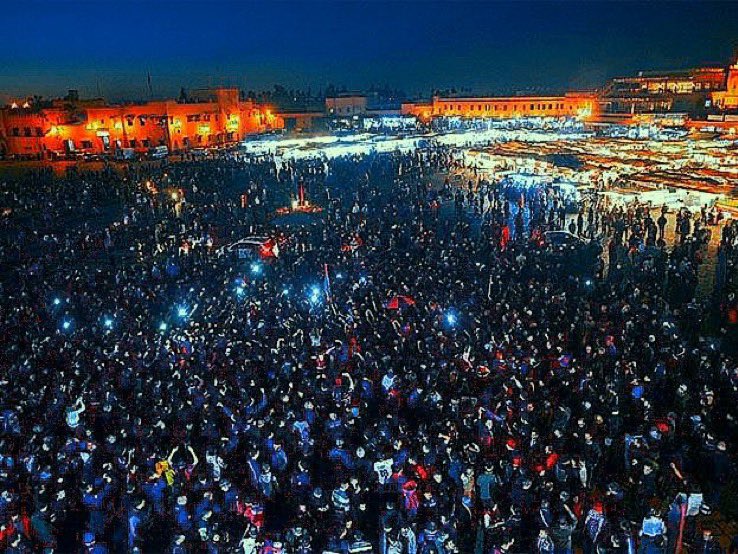 Reimonvi's tweet photo. Habrá que explicarle a los Bovers, que “copar” significa trasladar -ébola mediante- a más de
18.000 personas a Africa, Marruecos  y que los habitantes de ese país se hagan de tu equipo???
Inigualables 💙❤️ https://t.co/DgTgtxcdeu