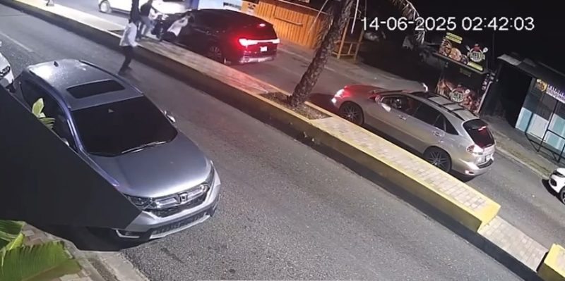 Un hombre identificado solo como “El Gallero” es acusado de haber herido de bala a otro ciudadano en medio de una discusión ocurrida en horas de la madrugada del pasado sábado en la avenida Luis Ginebra, del municipio San Felipe, Puerto Plata.

Visita nuestro canal de YouTube: