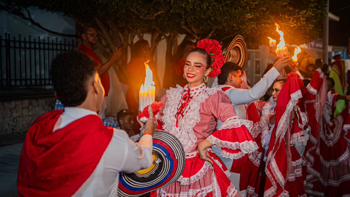 soledadalcaldia's tweet photo. 💃🔥 ¡La tradición giró con fuerza en la Rueda de la Cumbia! 🥁👣
Niños, jóvenes y adultos llenaron las calles de ritmo, color y orgullo cultural.
Soledad vibra con sus raíces y la cumbia sigue siendo el corazón de nuestras fiestas.
#RuedaDeLaCumbia #FiestasPatronales2025 https://t.co/k3hondiFUq