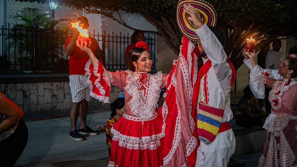 soledadalcaldia's tweet photo. 💃🔥 ¡La tradición giró con fuerza en la Rueda de la Cumbia! 🥁👣
Niños, jóvenes y adultos llenaron las calles de ritmo, color y orgullo cultural.
Soledad vibra con sus raíces y la cumbia sigue siendo el corazón de nuestras fiestas.
#RuedaDeLaCumbia #FiestasPatronales2025 https://t.co/k3hondiFUq